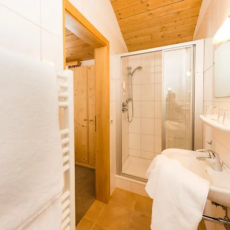 לינה וארוחת בוקר Enzian